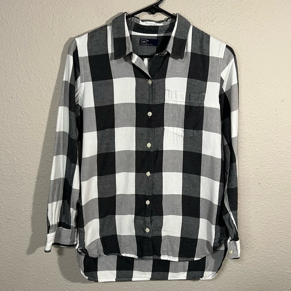 𝅺Gap Long Sleeve Buffalo Plaid Hi-Lo Button Down White Black and Grey Sz XS - Picture 1 of 7